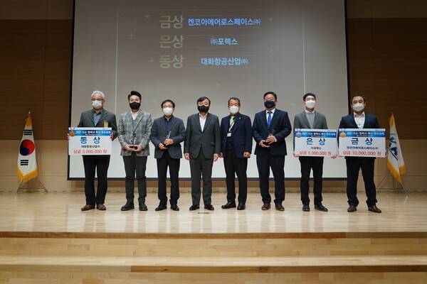 (왼쪽부터) 대화항공 김수환 상무, 대화항공 김경환 대표, 포렉스 정해영 대표, KAI 안현호 사장, 디엔엠항공 황태부 대표, 켄코아에어로스페이스 정재한 부사장, 포렉스 이준호 실장, 켄코아에어로스페이스 이동호 차장 (사진=KAI)