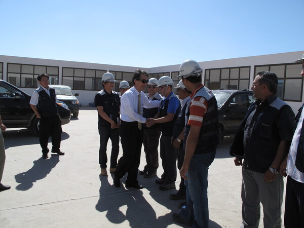 김종훈 회장이 해외현장 근로자들을 격려하고 있다(사진=한미글로벌)