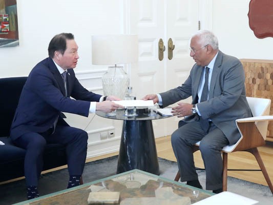 최태원 대통령 특사가 3월 3일(현지시간) 안토니우 코스타 포르투갈 총리에게 대통령 친서를 전달하고 환담을 나누고 있다. (사진=대한상의)