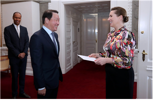 최태원 회장이  3월 2일(현지시간) 메테 프레데릭센 덴마크 총리 예방하고 있다. (사진=대한상의)