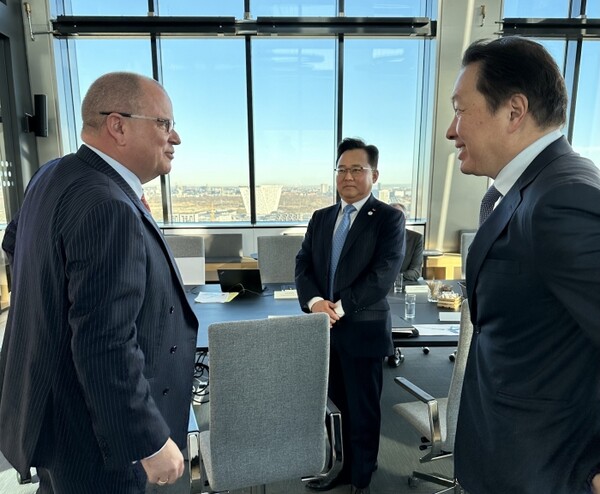 최태원 SK그룹 회장(오른쪽)이 지난 2일(현지시간) 덴마크 코펜하겐에서 풍력터빈 제조 세계 1위 기업인 베스타스의 헨릭 앤더슨 CEO(왼쪽)를 만나 사업협력 방안을 논의했다. (사진=SK)