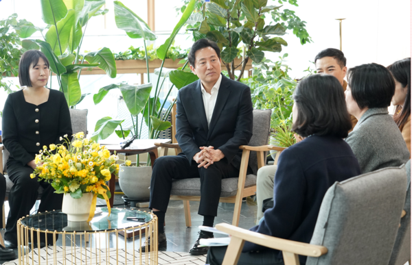 오세훈 시장이 난임시술 성공 부부 등 난임 당사자, 난임 치료 전문가 등과 대화를 나누고 있다. (사진=서울시)