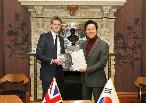 오세훈 서울시장이 3월 13일(현지시간) 세계 최대 장식･디자인박물관인 영국 빅토리아 앤 앨버트 박물관(Victoria and Albert Museum)에서 국내 패션 디자이너들이 제작한 의상 3점을 기증한 뒤 트리스트럼 헌트(Tristram Hunt) 박물관장과 기념촬영을 하고 있다.  (사진=서울시)