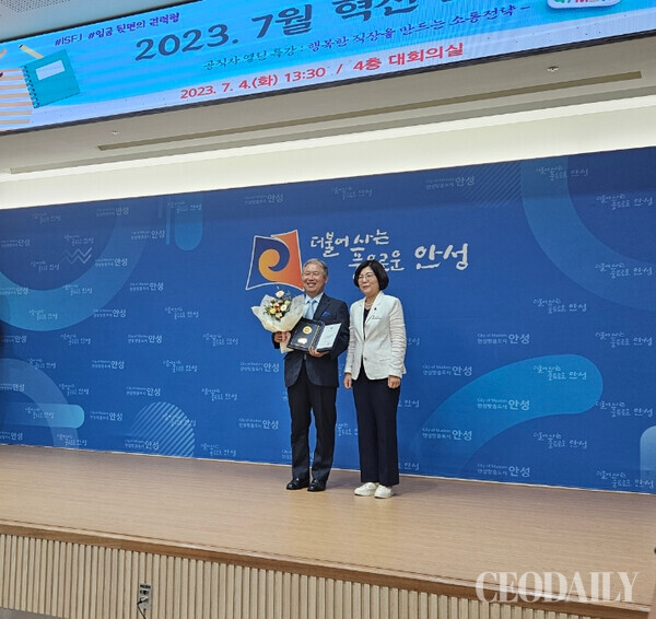 엄금희 안성 2동 아양 7통장이 김보라 안성시장으로부터 김동연 경기도지사 표창장을 받았다.