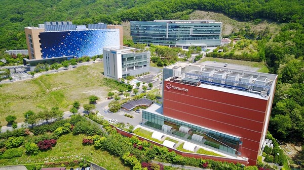 ㈜한화 건설부문이 건설한 ‘한화시스템 ICT부문 죽전 데이터센터’(우측 하단) 및 ‘신한금융그룹 데이터센터’(사진=한화건설)