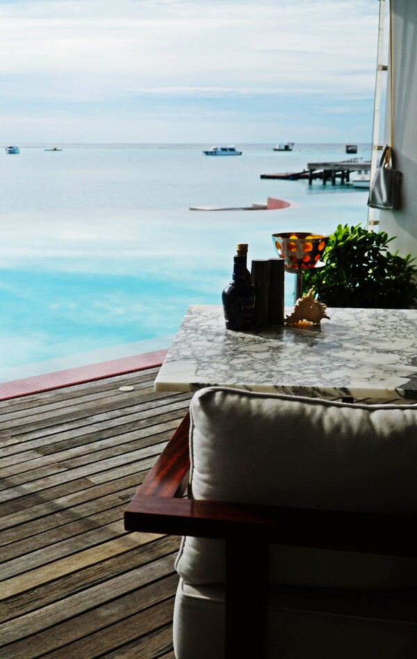 수영장과 해변을 앞에 둔 조식 레스토랑 글로우