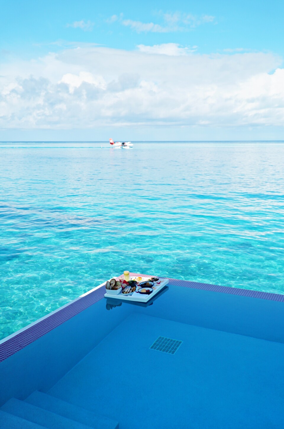 인피니티풀에서 즐기는 플로팅 조식 서비스