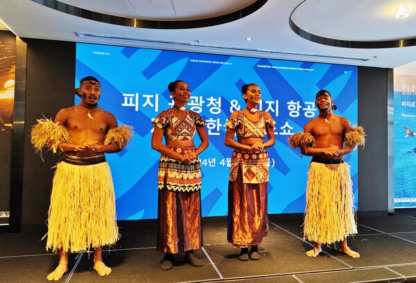 피지 전통 춤과 노래를 선보인 공연단