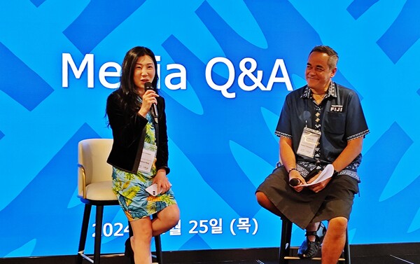 맥신 펭 피지항공 아시아 지역 총괄 매니저와 로버트 톰슨 피지관광청 지역본부장