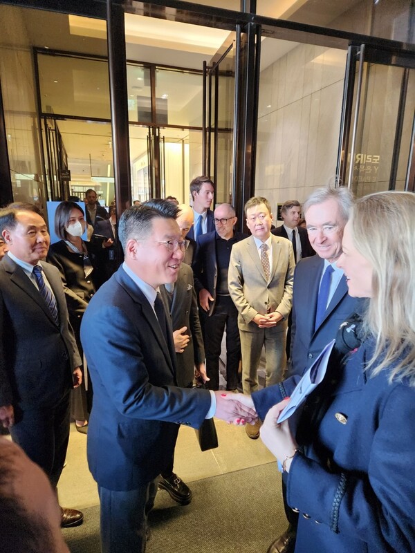 현대백화점 판교점을 방문한 베르나르 아르노 루이비통모에헤네시(LVMH) 회장과 정지선 회장.