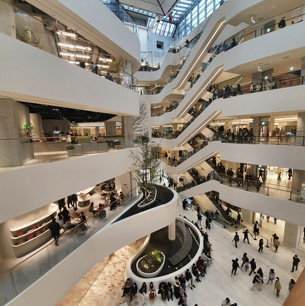 서울 여의도 소재 더현대서울 내부 모습.