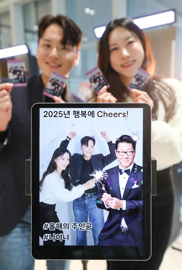 턱시도 입고 불꽃 든 현대백화점룹 정지선 AI 회장.