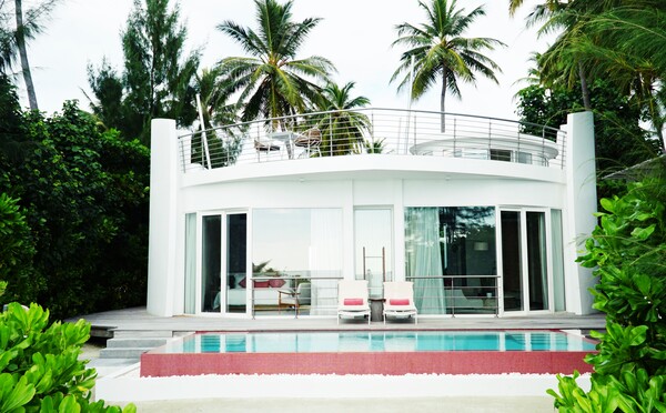 초목들 사이에 비밀스럽게 숨어 있는 비치빌라