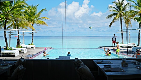 비치클럽에서 라이브 디제잉과 함께 즐기는 시머스에서의 식사