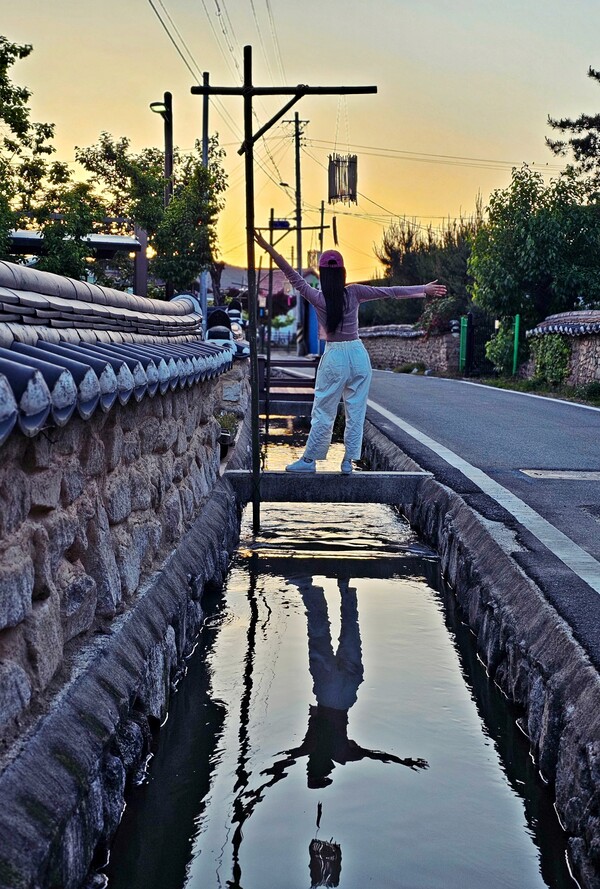 금소마을 골목 안을 흐르는 수로 봇도랑