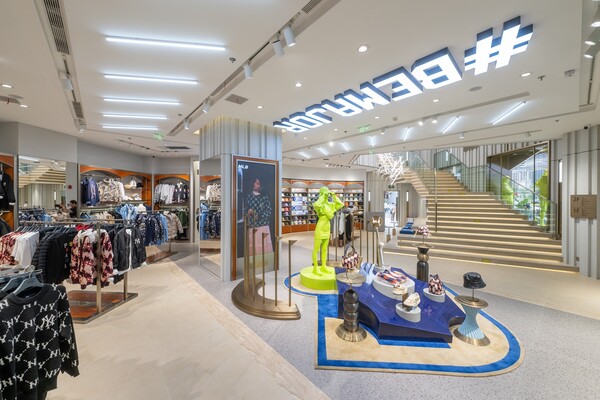 중국 상하이 유명 쇼핑몰 메트로시티에 리오픈한 플래그십 스토어 700호점 매장 전경.