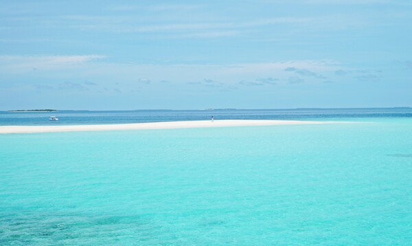 약 1km의 샌드뱅크가 해변의 아름다움을 더한다