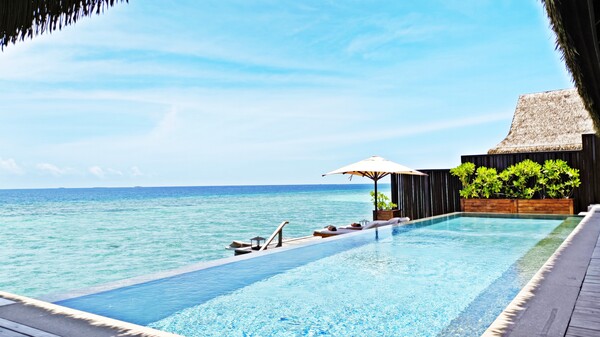 널찍한 수영장과 테라스가 인상적인 수상 빌라