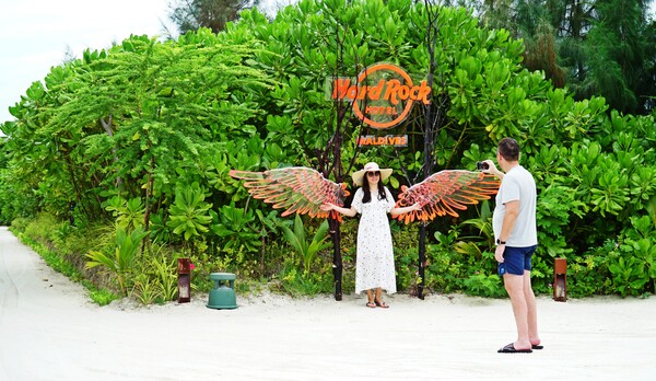 다리를 사이에 두고 위치한 하드록리조트