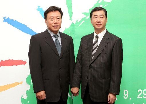 유상덕 ST인터내셔널 회장(왼쪽)과 이만득 삼천리그룹 명예회장.
