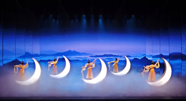 명월산에 깃든 달의 여신 전설 등으로 꾸며진 중국 최고 수준의 명월천고정 공연