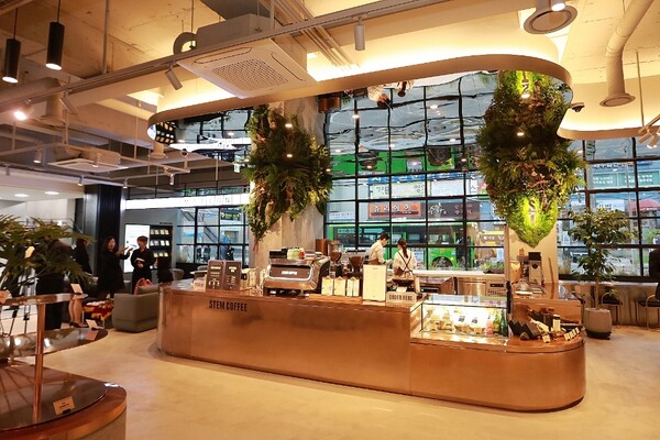 KB국민은행 서초동종합금융센터 내 1층 카페형 대기 공간 모습.