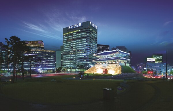 신한은행 본점 사옥 야경 모습.