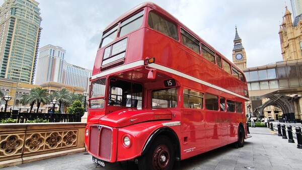 런더너 마카오를 상징하는 더블 데커와 빅벤