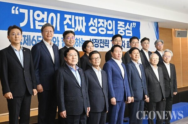 구윤철 경제부총리 겸 기획재정부 장관이 기업 CEO들과 성장전략 TF 1차 회의후 기념촬영[사진=기재부]