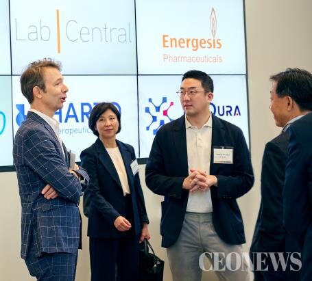 구광모 LG그룹 회장이 8월 미국 보스턴 소재 바이오 스타트업 인큐베이터 '랩센트럴'에서 요하네스 프루에하우프 랩센트럴 CEO와 이야기를 나누고 있다. (사진=LG그룹 제공)