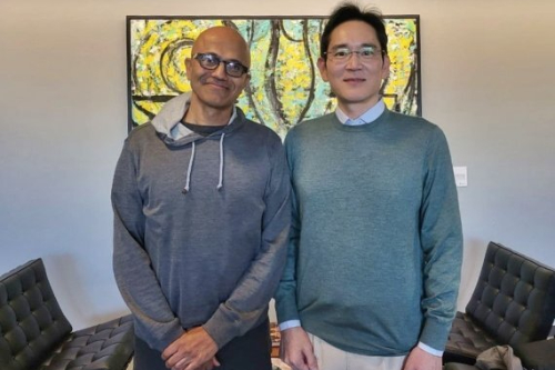 이재용 삼성전자 부회장(오른쪽)이 2021년 11월20일 미국 워싱턴 마이크로소프트 본사에서 사티아 나델라 마이크로소프트 CEO와 면담에 앞서 기념촬영하고 있다(사진=삼성전자)