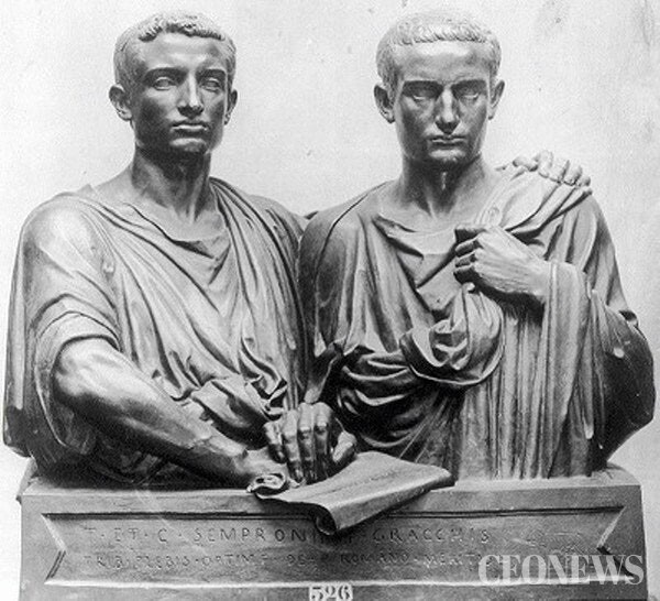 ▲ 그라쿠스 형제 조각상. 이 조각은 19세기에 프랑스에서 상상하여 만든 것이다.