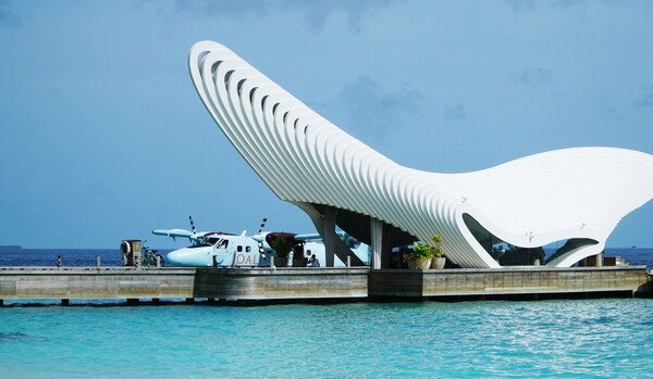 수상비행기로 40분 후, 그 어느 곳보다 우아한 조알리빙의 도착 제티를 만난다