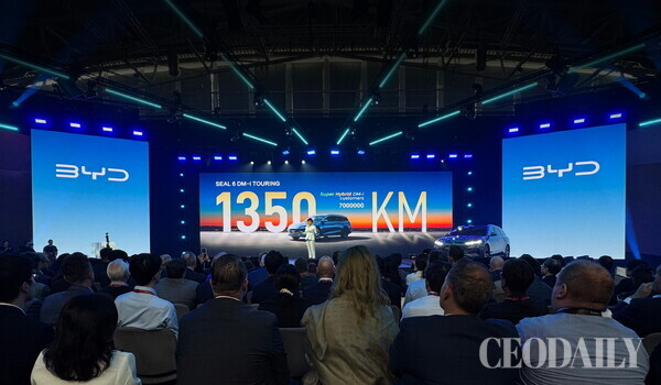 AA 모빌리티 2025에서 BYD 스텔라 리(Stella Li) 부사장이 슈퍼 하이브리드 모델 BYD 씰 6 DM-I 투어링(BYD SEAL 6 DM-i TOURING)을 유럽에 최초로 공개하고 있다.