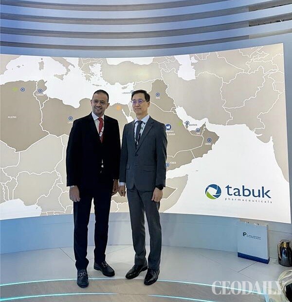 쉐하다(Ismail Shehada) CEO가 사우디아라비아 리야드에서 열린 ‘CPHI Middle East 2024’에서 만나 롤론티스 등 다양한 한미약품의 혁신 제품들의 중동 진출을 위해 머리를 맞댔다.