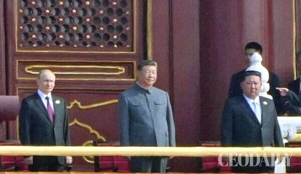 미국의 관세 정책이 글로벌 무역 환경에 변화를 일으키는 가운데, 중국의 전승절 80주년을 기점으로 중국, 러시아, 북한이 긴밀한 협력 관계를 구축하고 있다.