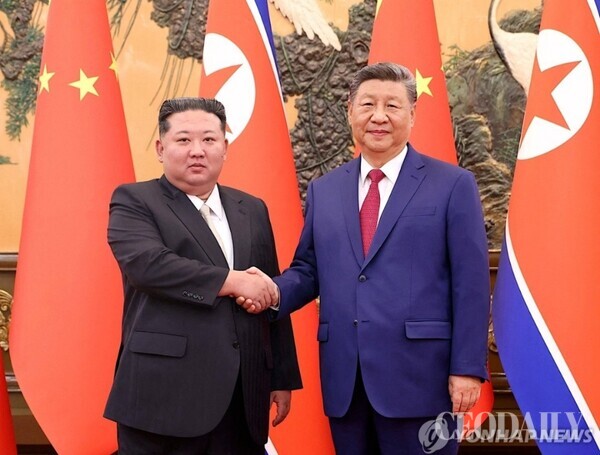 미국의 관세 정책이 글로벌 무역 환경에 변화를 일으키는 가운데, 중국의 전승절 80주년을 기점으로 중국, 러시아, 북한이 긴밀한 협력 관계를 구축하고 있다.