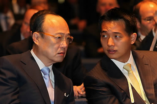 김동관 한화그룹 차장이 2010년 11월11일 서울 광진구 광장동 쉐라톤 워커힐 호텔에서 열린 서울 G20 비즈니스 서밋 개막총회에서 김승연 회장과 대화를 나누고 있다(사진=한화솔루션)