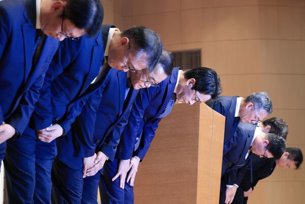 해킹사고에 대해 사과하고 있는 롯데카드 임원들