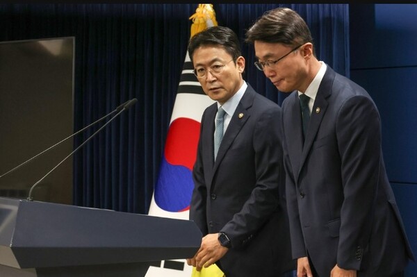 해킹사고와 관련해 합동 브리핑을 하고 있는 류제명 과기부 2차관과ㅏ 권대영 금융ㅇ위 부위원장