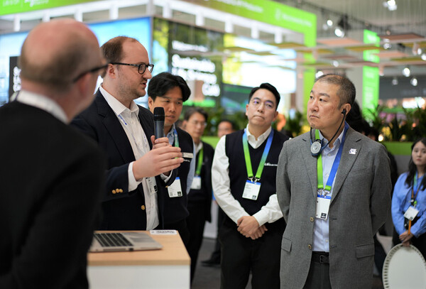 구자은 LS그룹 회장이 독일 하노버 메세 2024의 LS일렉트릭 부스에서 Sightmachine 데이터플랫폼에 대한 설명을 듣고 있다.